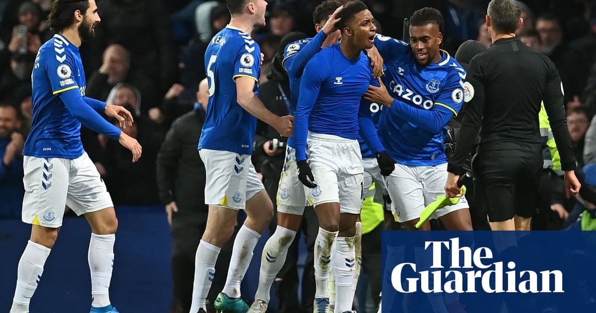 Demarai Gray stunner and Richarlison earn Everton vital victory over Arsenal