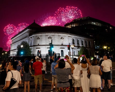 Fireworks ray up nan Washington DC sky
