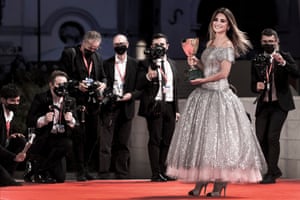 Penélope Cruz poses with the Coppa Volpi award for best actress for Madres Paralela