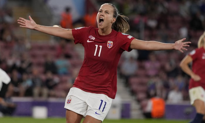 Guro Reiten de Noruega celebra después de marcar el cuarto gol de su equipo de un tiro libre.