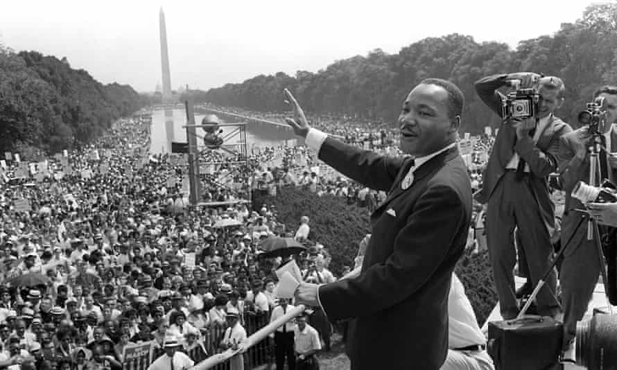 US civil rights leader Martin Luther King,Jr. (C) waves to supporters from the steps of the Lincoln Memorial 28 August 1963 on the Mall in Washington DC during the “March on Washington”.