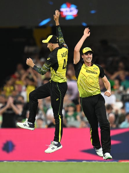 Pat Cummins (derecha) de Australia celebra con Ashton Agar (izquierda) después de chocar con Paul Stirling de Irlanda.