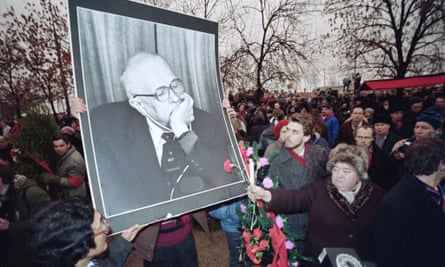 Mourners with the portrait of opposition leader Andrei Sakharov