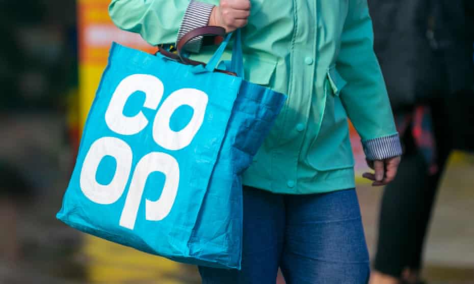 Shopper carries a foldable Co-op bag