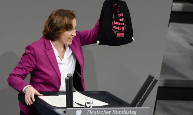 Beatrix von Storch holds a bag reading ‘AfD? Appropriate disposal of right-wing agitation!’ in the German Bundestag.