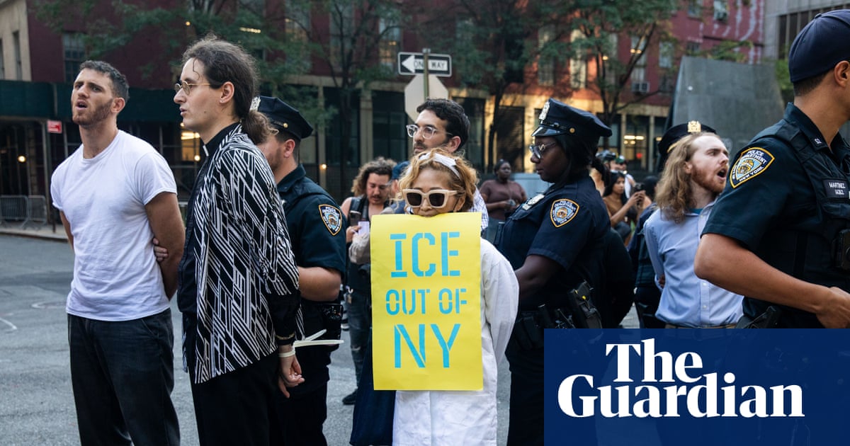 Civil disobedience and mass arrests outside immigration court in New York: in pictures