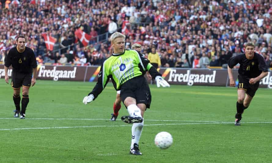 Penjaga gawang Denmark Peter Schmeichel mencetak gol pertamanya untuk Denmark dari titik penalti dalam pertandingan persahabatan melawan Belgia pada 3 Juni 2000.