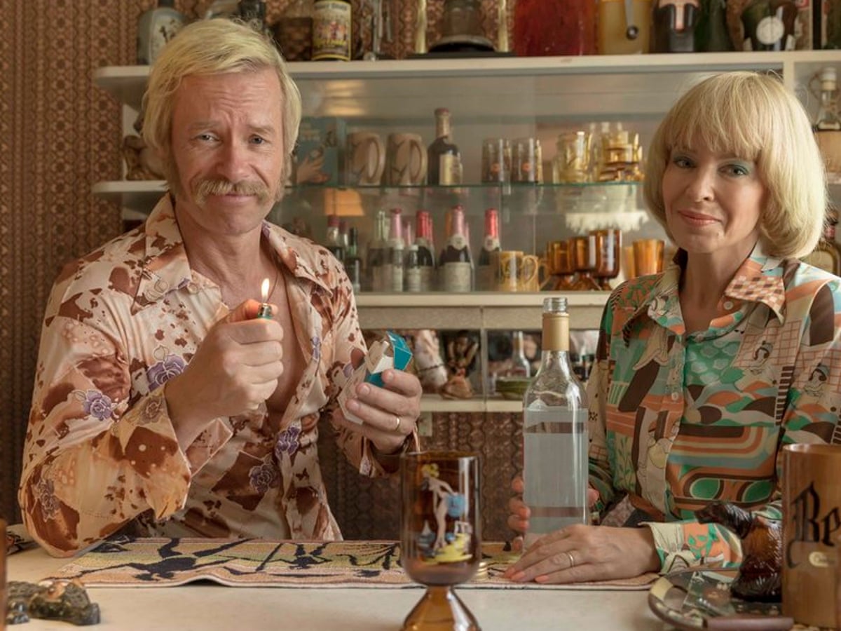 Swinging Safari Review Kylie Minogue And Guy Pearce In Outrageous Ode To 70s Australia Film The Guardian