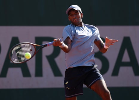 Ο Nishesh Basavareddy ρίχνει ένα forehand στον Alex Michelsen.