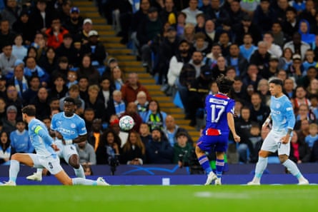 Vitinha sweeps home PSGâÂÂs third before the interval