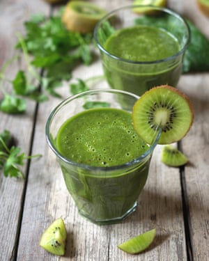 Drinks: Healthy Parsley, Spinach And Kiwi JuiceHealthy organic parsley, spinach and kiwi juice