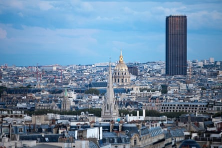 Tour Montparnasse seen amid the Paris cityscape.