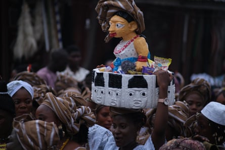 An arugba, or virgin, leads a procession.