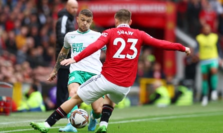 Kieran Trippier voit son tir bloqué par Luke Shaw