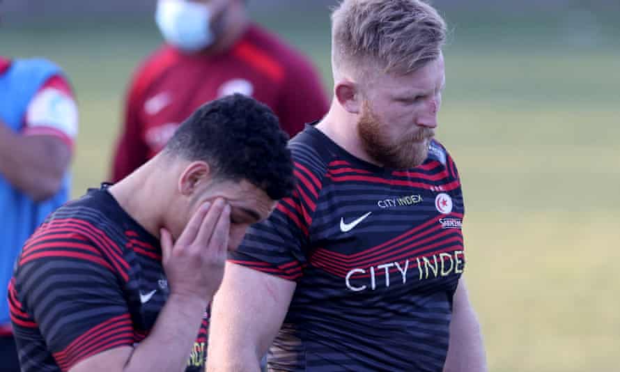 Manu Vunipola (à gauche) et Jackson Wray de Saracens semblent abattus après le coup de sifflet final.