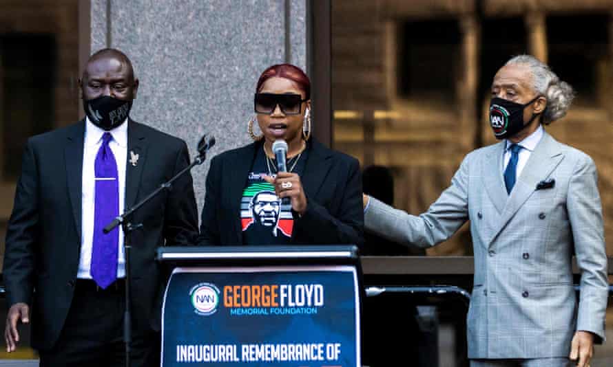 La hermana de George Floyd, Bridgett, habla en Minneapolis el domingo, flanqueada por el reverendo Al Sharpton, a la derecha, y el abogado Ben Crump.