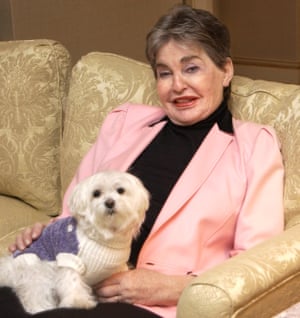 Leona Helmsley con su perro, Trouble.