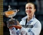 Elina Svitolina poses with the Italian Open trophy