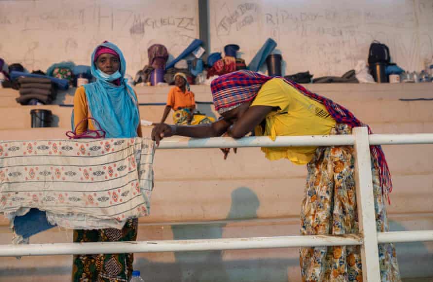 Internally displaced people from Palma receive humanitarian aid in Pemba.