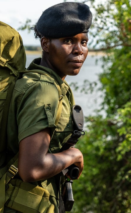 Stella Siansuna in Uniform mit Gewehr, Rucksack und Baskenmütze 