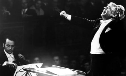 Leonard Bernstein dirigeant l'Orchestre philharmonique de Vienne en 1976.