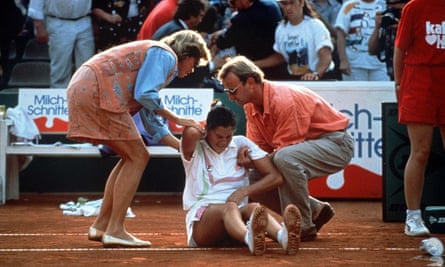 Monica Seles après avoir été poignardée devant un tribunal de Hambourg
