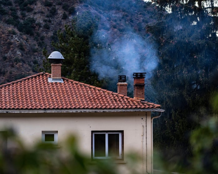 Tackle wood burning and road traffic to improve Europe’s air quality, study finds