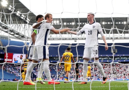 England’s Harry Kane celebrates his goal with Cole Palmer and Morgan Rogers.