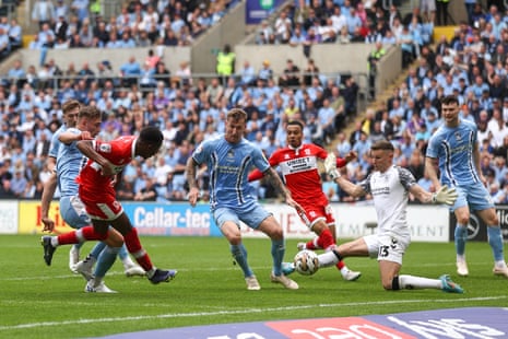 Isaiah Jones Memiliki upaya yang diselamatkan oleh Ben Wilson di gawang Coventry.