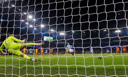 Erling Haaland calmly sends Thibaut Courtois the wrong way from the penalty spot.