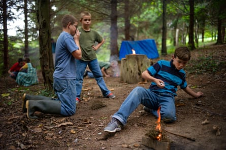 Children learning bush craft for their 24 hour stay in the woods, Darvell, East Sussex