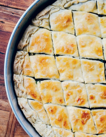 Крупный план спанакопиты на тарелке