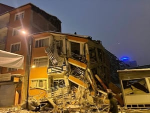 Un hombre pasa junto a un edificio derrumbado tras un terremoto en Malatya.