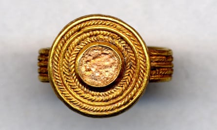 A gold ring with two twisted wires framing a notched wire in the centre
