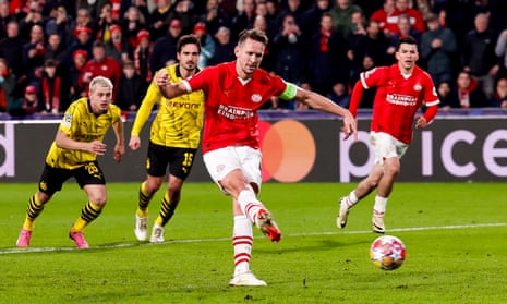 Luuk de Jong rescues PSV draw against Borussia Dortmund