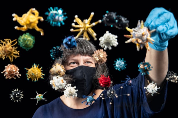 A curadora do Te Papa, Claire Regnault, com os vírus têxteis criados por Jo Dixey.