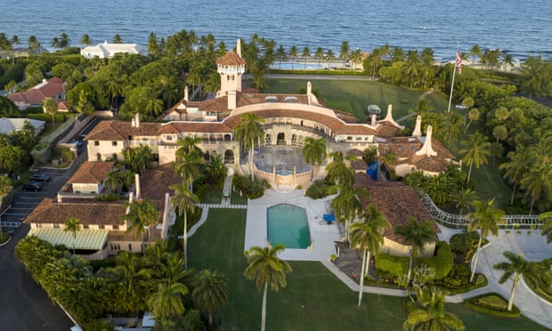 Eski Başkan Donald Trump'ın Mar-a-Lago malikanesinin havadan görünümü 10 Ağustos 2022 Çarşamba günü Palm Beach, Fla. Florida'daki a-Lago mülkü.  (AP Fotoğrafı/Steve Helber)