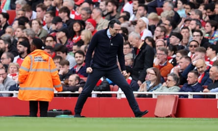 Unai Emery celebrates after Leon Bailey scores