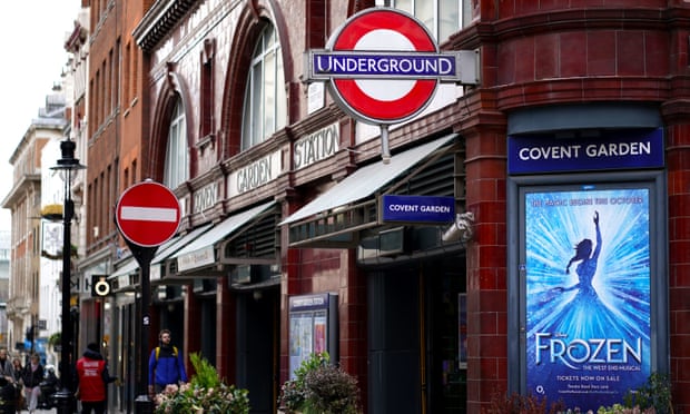 Une affiche pour Frozen: The West End Musical à la station de métro Covent Garden.