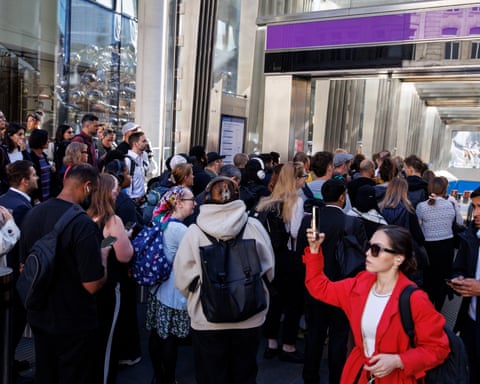 Los viajeros hacen cola fuera de la estación de Liverpool Street para viajar en la línea Elizabeth debido a una huelga del metro que ha cerrado casi todos los servicios del metro de Londres.