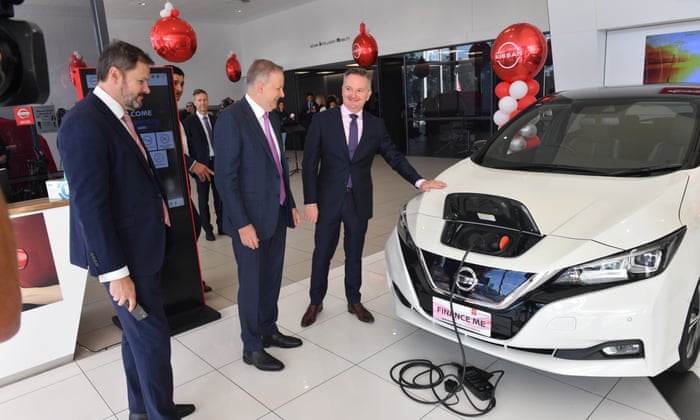 Ed Husic, Anthony Albanese et Chris Bowen avec un véhicule électrique chez un concessionnaire automobile à Sydney en mars 2021.
