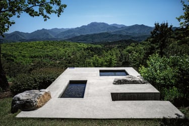 Seung H-Sang. Completed 2017In the wooded calm of Sayuwon, this quiet platform sits below Gaga Binbin, a building by Choi Wook that perches at Sayuwon’s highest point. This is a sparse Zen garden featuring a concrete plane, two shallow reflecting pools and a deep void. It complements Gaga Binbin with contemplative stillness – a literal grounding of Seung’s philosophy. Boulders interrupt the plane’s surface like thoughts breaking meditation