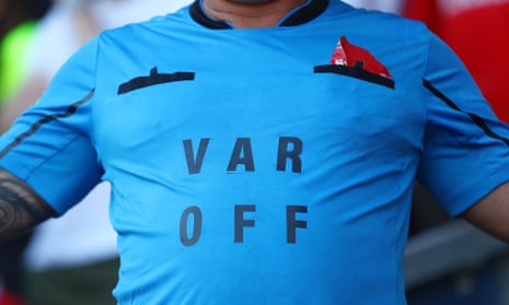 Một cổ động viên Nottingham Forest mặc áo sơ mi nói “VAR OFF”