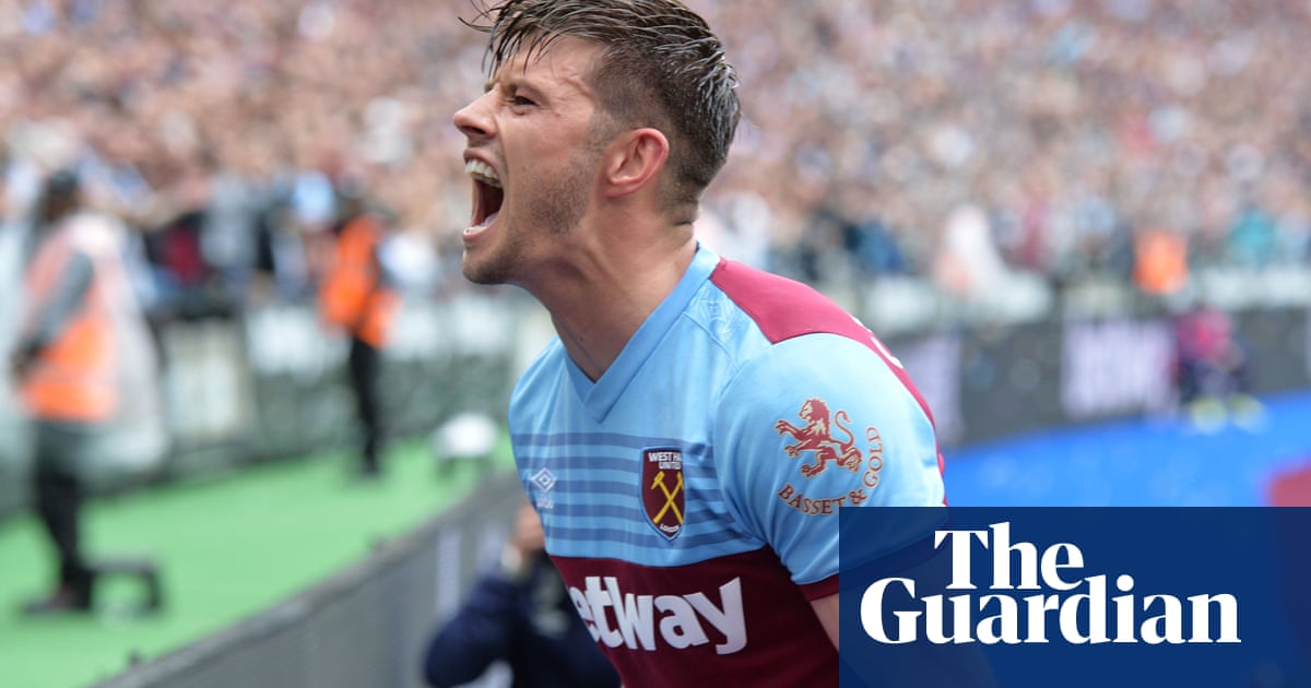 Aaron Cresswell seals victory for West Ham over toothless Manchester United