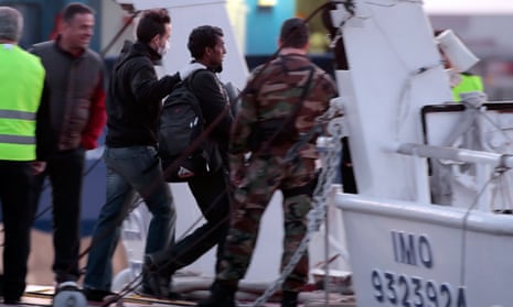 Greece starts deportation of refugees