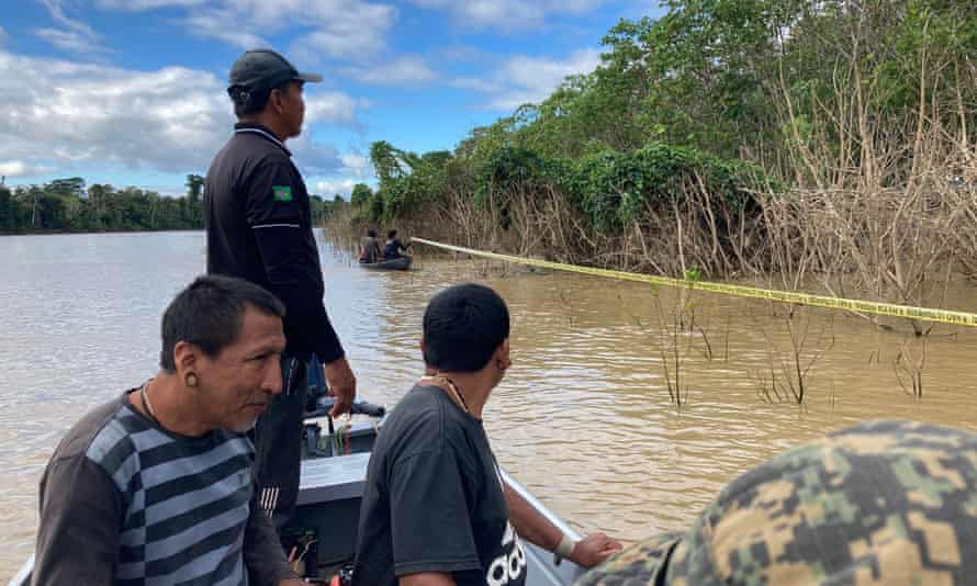 Η ομάδα αναζητά τον Πέρι και τον Φίλιπς με την αστυνομική ταινία.