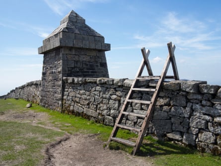 The Mourne Wall and hut. County Down, Northern Ireland.