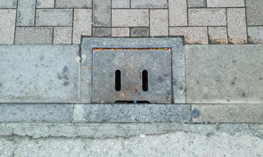 Una tapa de tubería de hormigón en Tokio, Japón, parece una cara