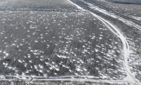 Cráteres de artillería llenos de nieve en la línea del frente cerca de Bakhmut, región de Donetsk, Ucrania.