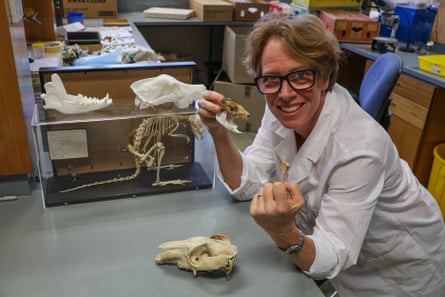 Vera Weisbecker holds real and 3D-printed bones